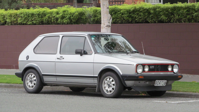Сірий Volkswagen Golf GTi 1982 року