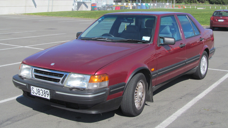 Темно-червоний Saab 9000 CD 1993 року