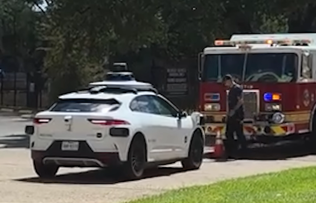 Пожежна машина заблокована автономним автомобілем Waymo