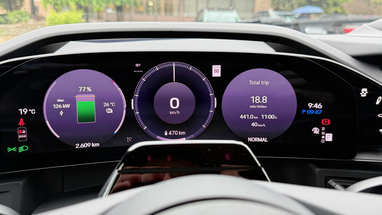 Екран приладової панелі Porsche Cayenne Electric, що показує 18,8 кВт-год/100 км.