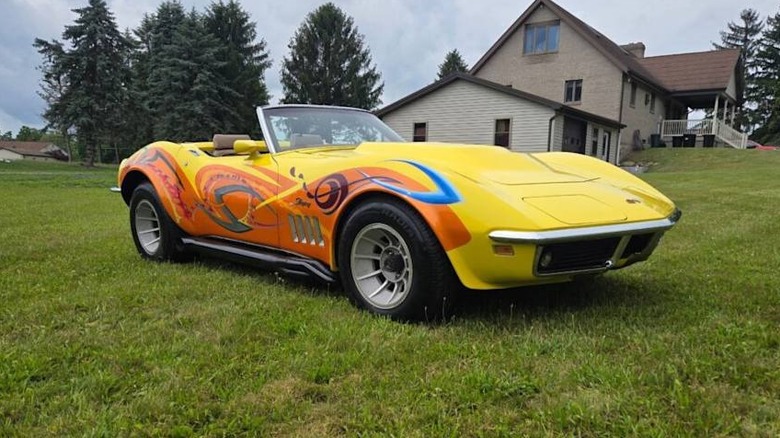 Жовтий та помаранчевий C3 Corvette, припаркований на траві