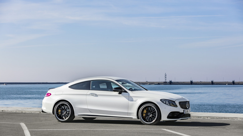 Передній вигляд білого Mercedes-Benz C 63 S AMG Coupe 2019 року