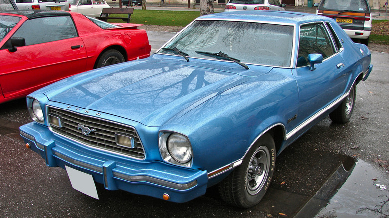Синій Ford Mustang II на автомобільній виставці