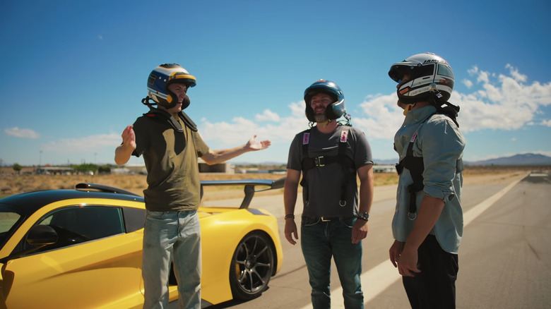 Кадр з The Grand Tour, де ведучі стоять перед Hennessy Venom F5.