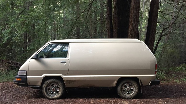 Toyota Van 1987 року з боку водія в лісі