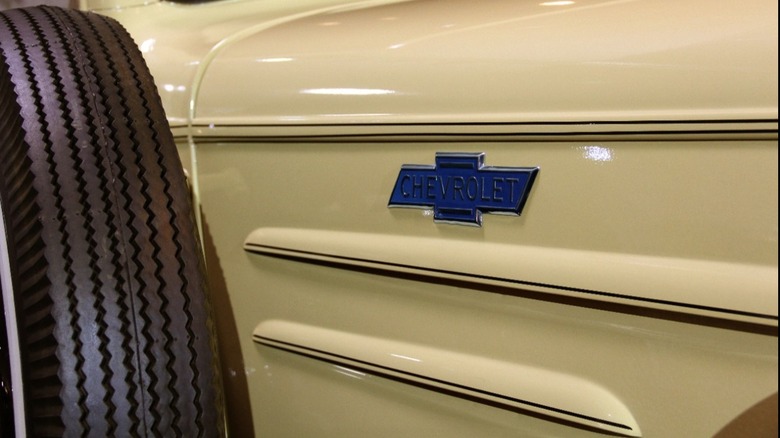 Вигляд зблизька на шильдик з логотипом 1936 Chevrolet Suburban, представлений у GM Heritage Collection.