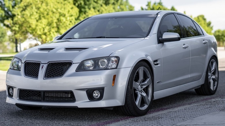 Сріблястий Pontiac G8 GXP 2009 року, вид спереду зліва.