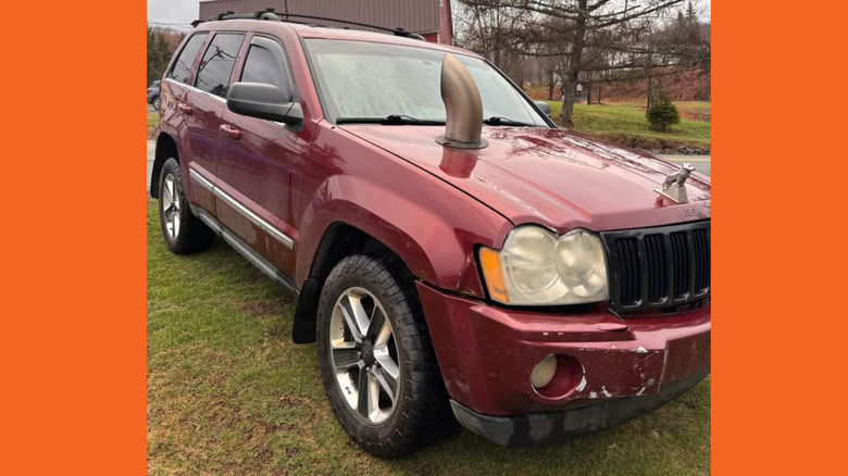 Червоний Jeep Grand Cherokee з величезним вихлопом з-під капота