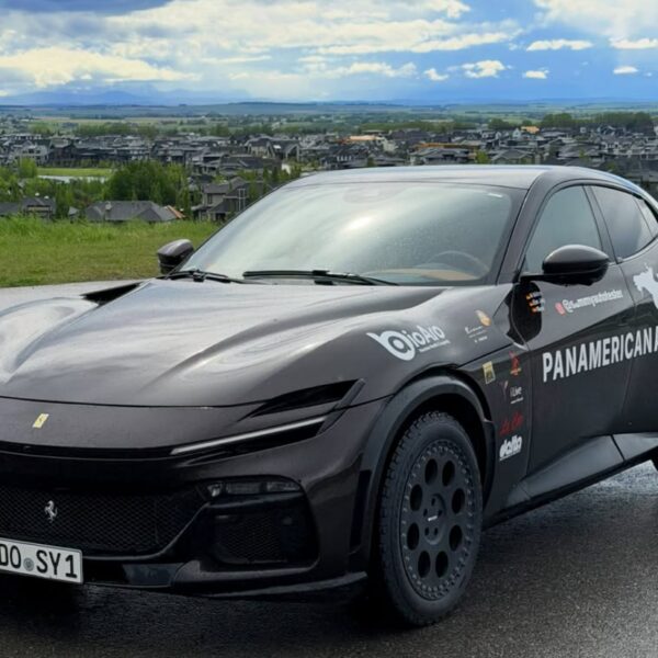 Чоловік проїхав 75 тисяч кілометрів на Ferrari Purosangue з псом, прагнучи побити рекорд