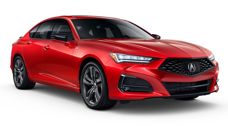 Червона Acura TLX 2023 року на білому тлі.