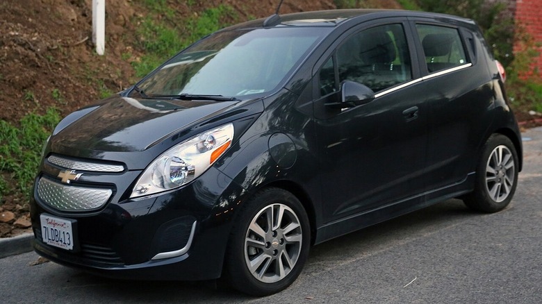 Чорний Chevrolet Spark EV, припаркований на вулиці в Каліфорнії