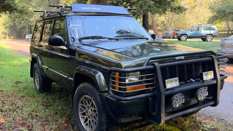 Jeep Cherokee Up-Country 1997 року, вид з трьох чвертей спереду
