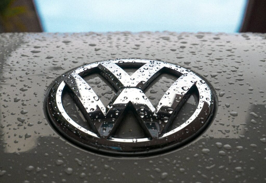 Логотип Volkswagen з краплями води