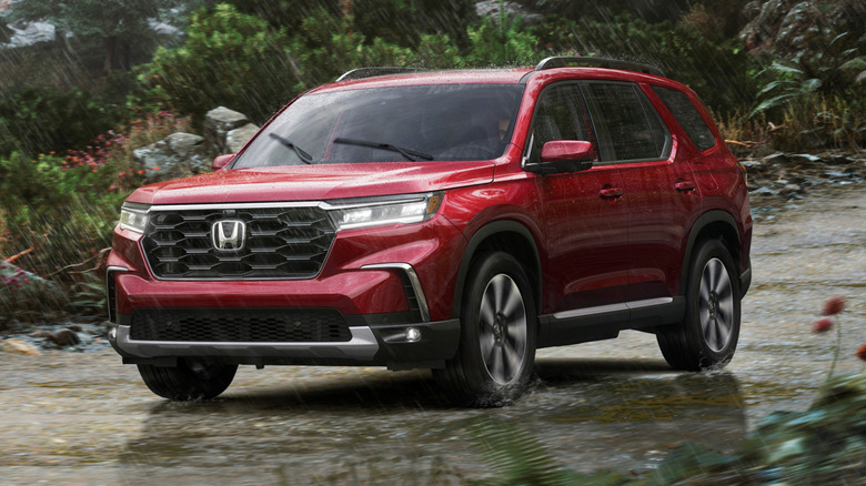 Honda Pilot Elite 2023 року на бездоріжжі