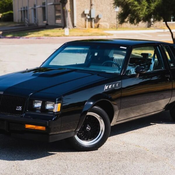 Легендарний Buick GNX 1987 року продається майже новим: всього 30 миль пробігу
