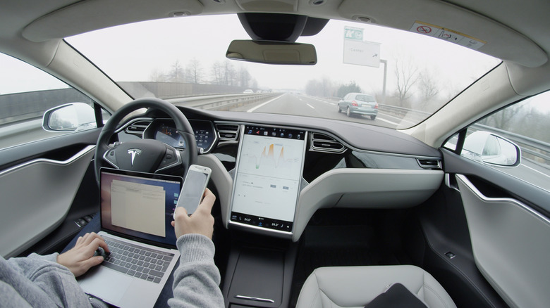 Стара Tesla з технологією допомоги водієві у Словенії