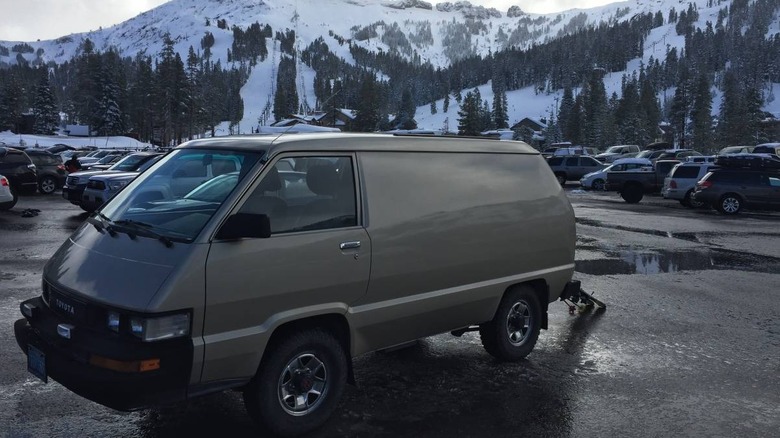 Toyota Van 1987 року на гірськолижному курорті