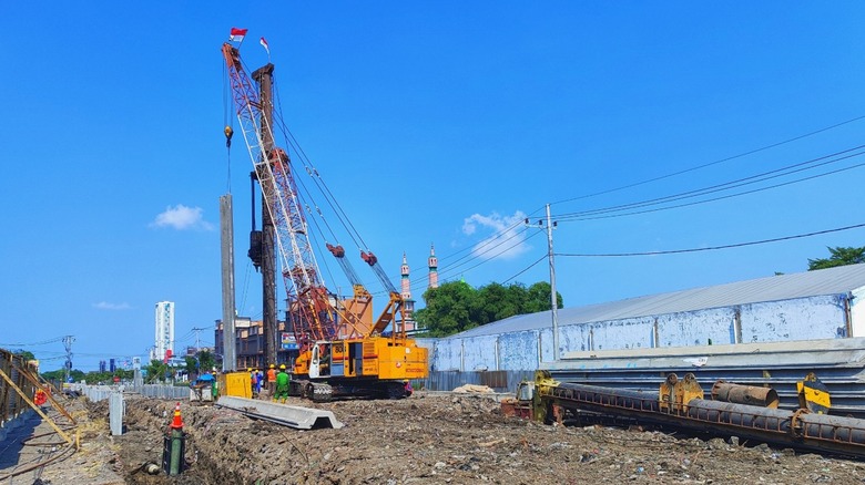 Важкий кран та копровий механізм встановлюють палю