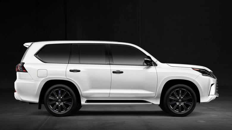 Бічний знімок білого Lexus LX 570 2021 року