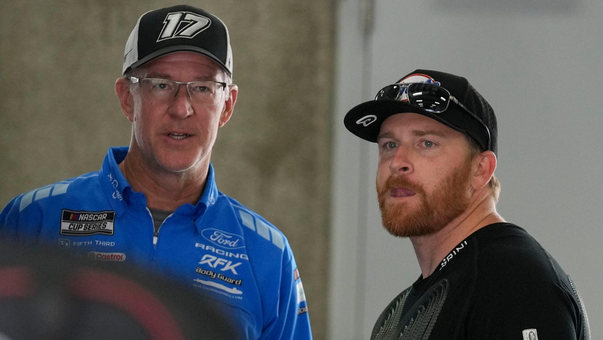 Кріс Бюшер очікує в боксах перед практикою перед Brickyard 400