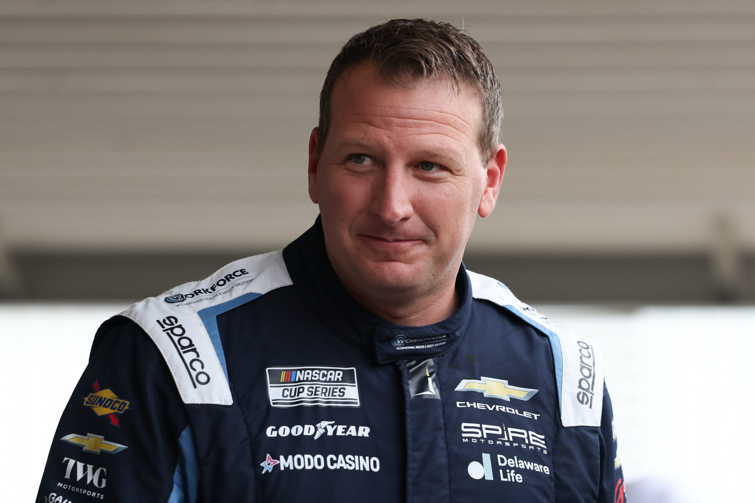 Водій NASCAR Майкл Макдавелл (71) перед зустріччю водіїв перед Cook Out 400 на Richmond Raceway.