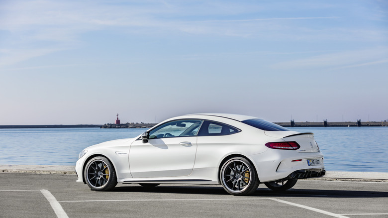 Задній вигляд білого Mercedes-Benz C 63 S AMG Coupe 2019 року