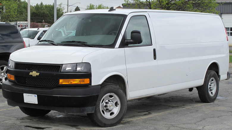 Білий Chevrolet Express 2500 WT Cargo 2021 року, сфотографований у Садбері, Онтаріо, Канада.