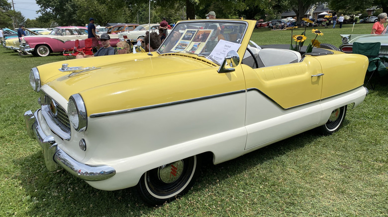 Жовтий та білий Nash Metropolitan 1956 року