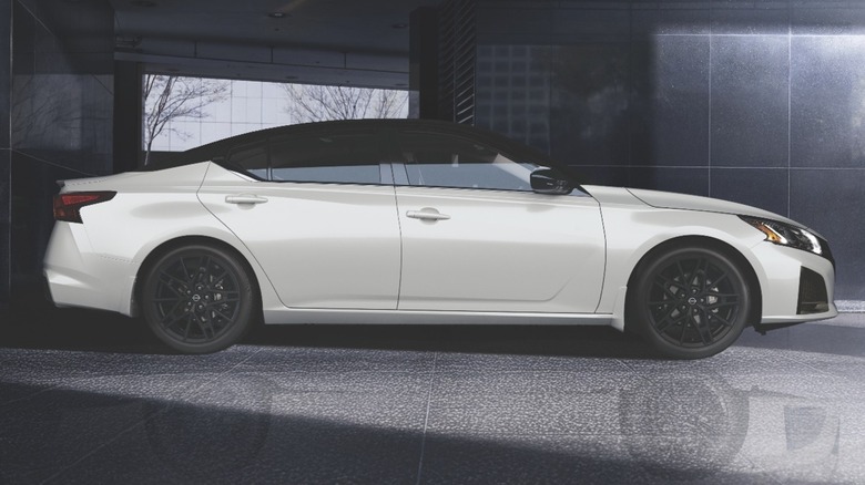 Білий Nissan Altima 2026 року перед будівлею.