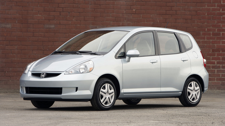 Сріблястий Honda Fit