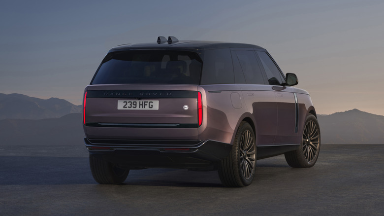 Задній тричетвертний вид рожевого Range Rover Electric 2027 року