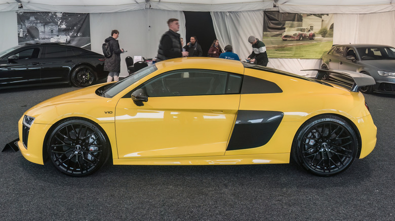 Вид збоку на жовтий Audi R8 на виставці.