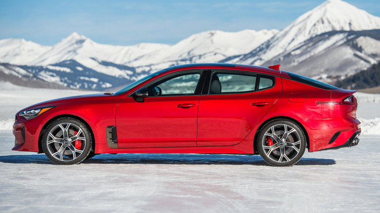Kia Stinger 2021 на тлі гір