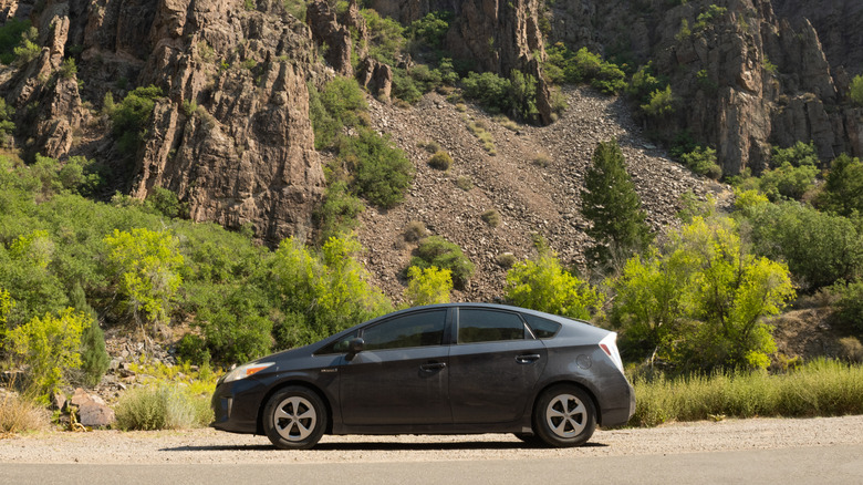 Toyota Prius зупиняється серед скель.
