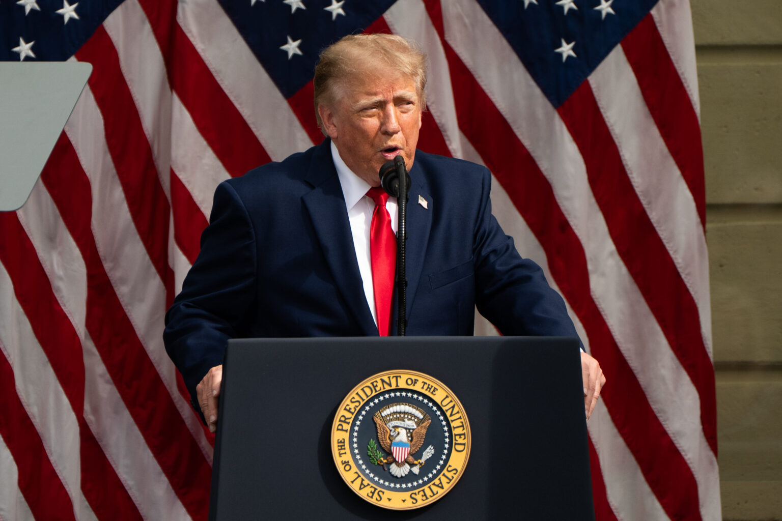 Президент Дональд Трамп виступає на церемонії вшанування 25-ї річниці терористичних актів 11 вересня в Пентагоні 11 вересня 2026 року. Меморіал вшанував 184 особи, загиблі, коли рейс 77 American Airlines врізався в Пентагон.