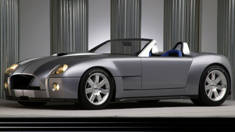 Сріблястий родстер-концепт 2004 Ford Shelby Cobra 