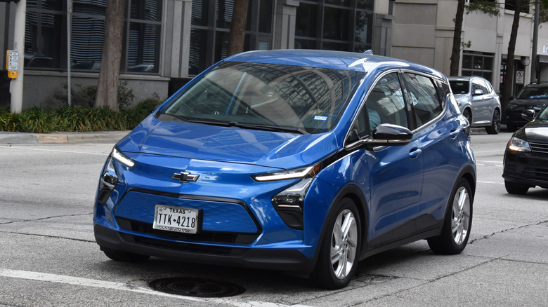 Chevrolet Bolt 2023 року рухається міським трафіком.