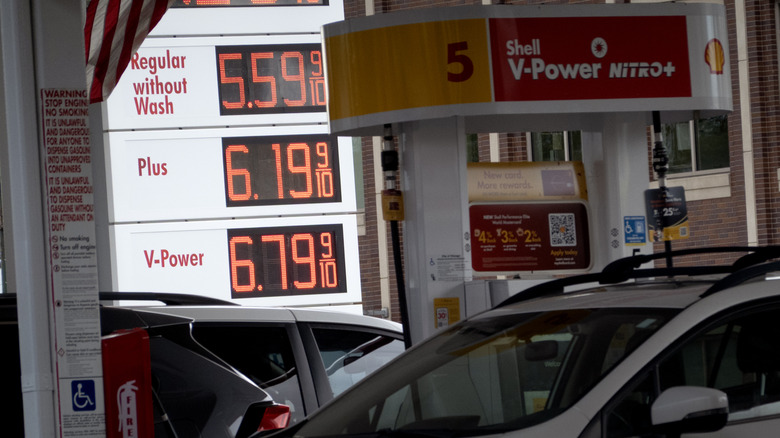 Цінник на бензин на заправці Shell у Чикаго.