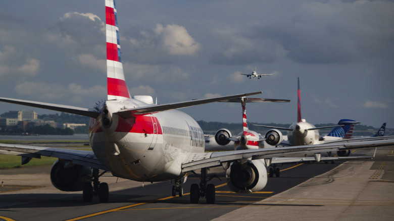 Літаки American Airlines та інші авіалайнери чекають на виліт в аеропорту Рональда Рейгана у Вірджинії