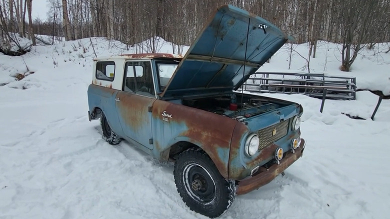 Не реставрований International Harvester Scout 1961 року, припаркований на снігу