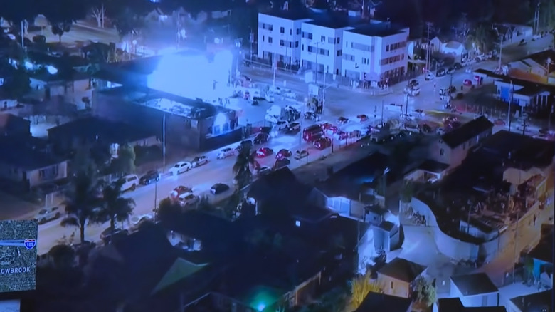 Кадр із відео Fox 11, що записує пряму трансляцію з дрона LAPD над натовпом, який зібрався на вуличному слемі.