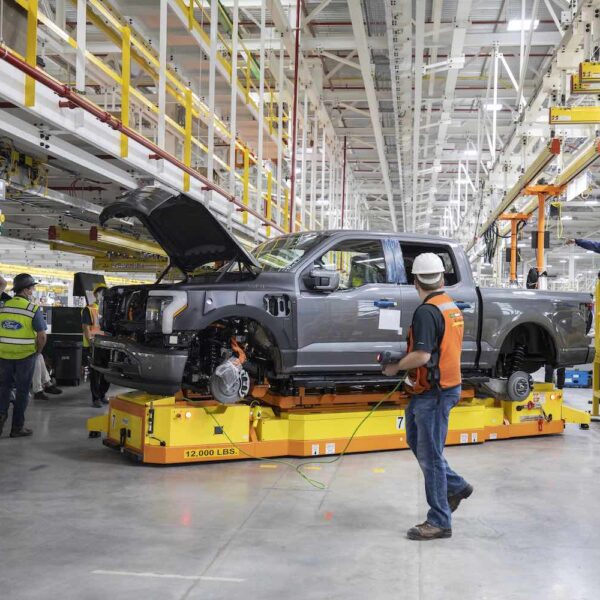 Ford кидає виклик GM у змаганні за бронеавтомобіль для піхоти