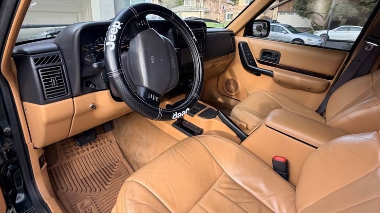 Jeep Cherokee Up-Country 1997 року, панель приладів та кермо