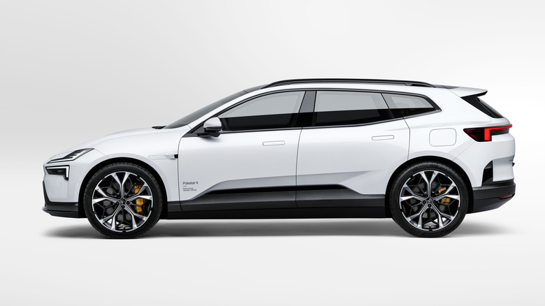 Бічний вигляд білого позашляховика Polestar 4
