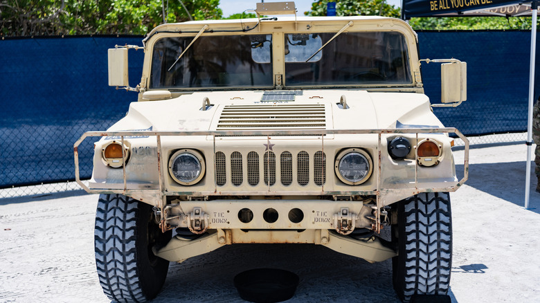 Вигляд спереду військового позашляховика Humvee для пустелі.