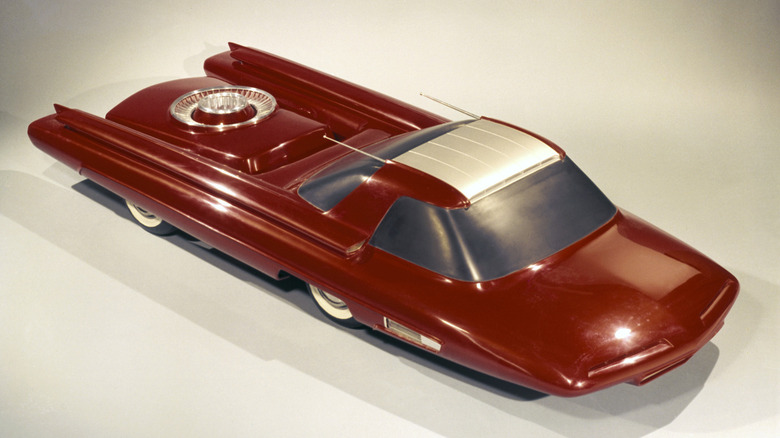 Модель концепт-кара 1958 Ford Nucleon металевого червоного кольору, що демонструє футуристичний дизайн кабіни, капсулу атомного реактора над задньою віссю та задні крила з плавниками.