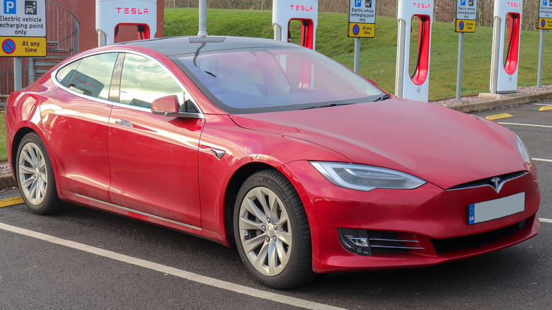 Червоний Tesla Model S 75D 2018 року на зарядній станції