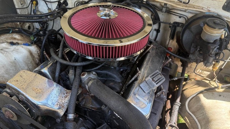 Двигун SBC в Toyota Land Cruiser 1983 року.