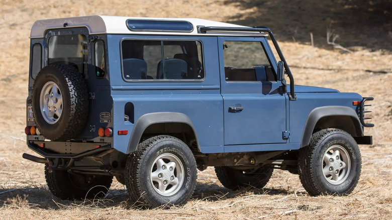 1997 Land Rover Defender 90 NAS Кім Бейсінгер, задній вид.