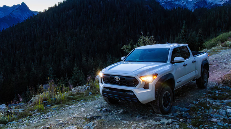 Toyota Tacoma їде по бездоріжжю.